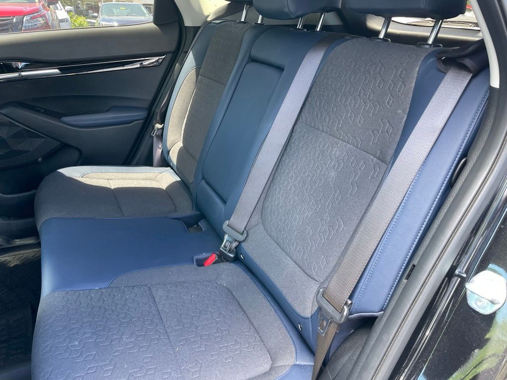 Vehicle image 7 of 28