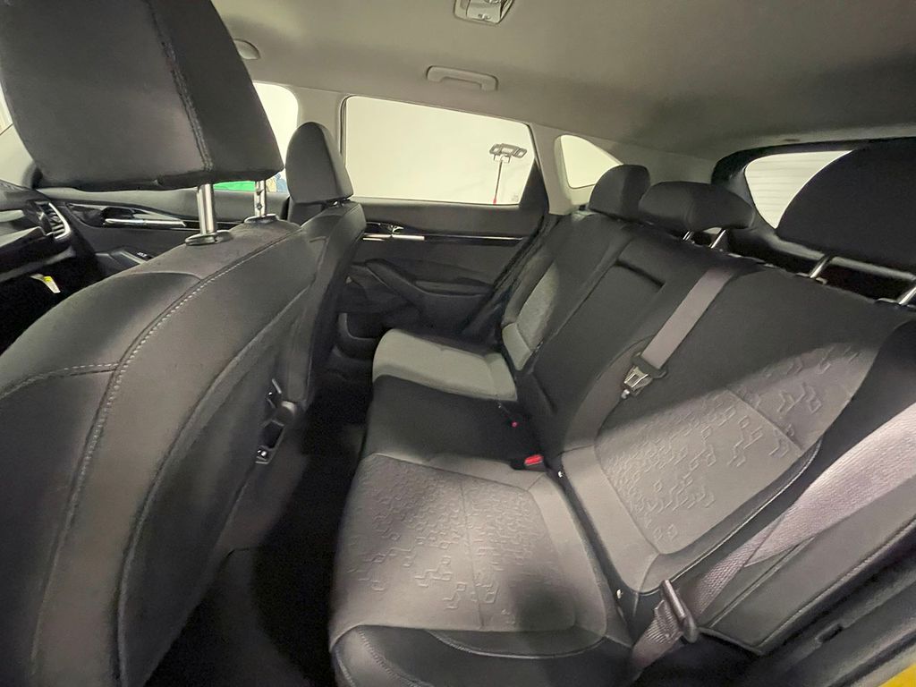 Vehicle image 27 of 44