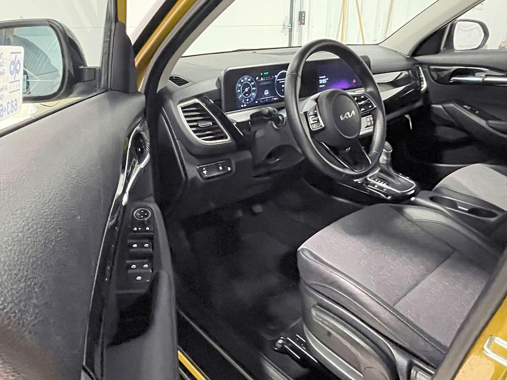 Vehicle image 23 of 44