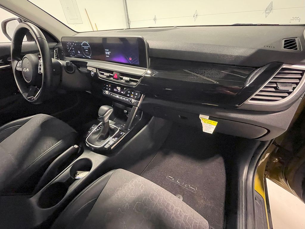 Vehicle image 32 of 44