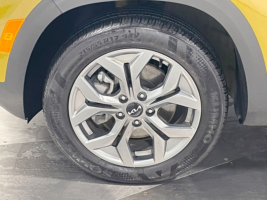 Vehicle image 40 of 44