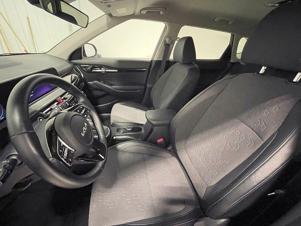 Vehicle image 16 of 44