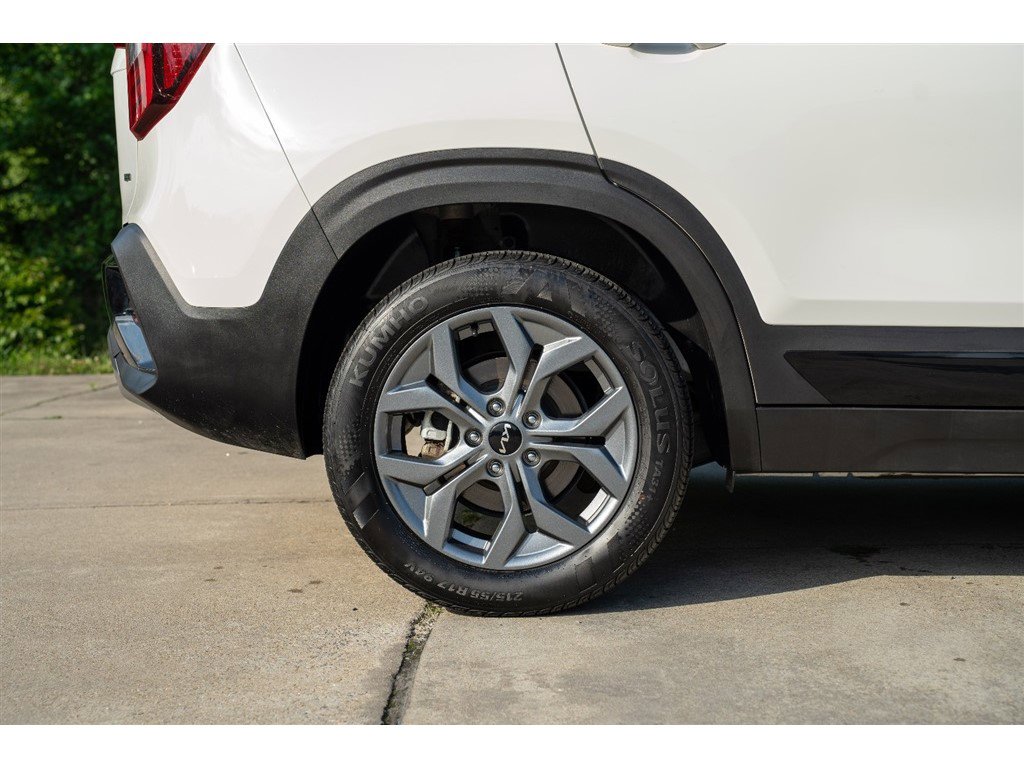 Vehicle image 6 of 41