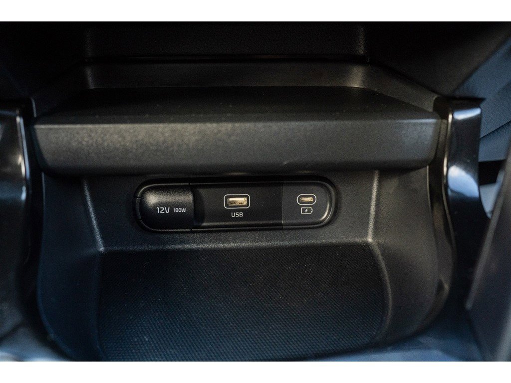 Vehicle image 33 of 41