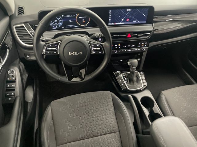 Vehicle image 25 of 33