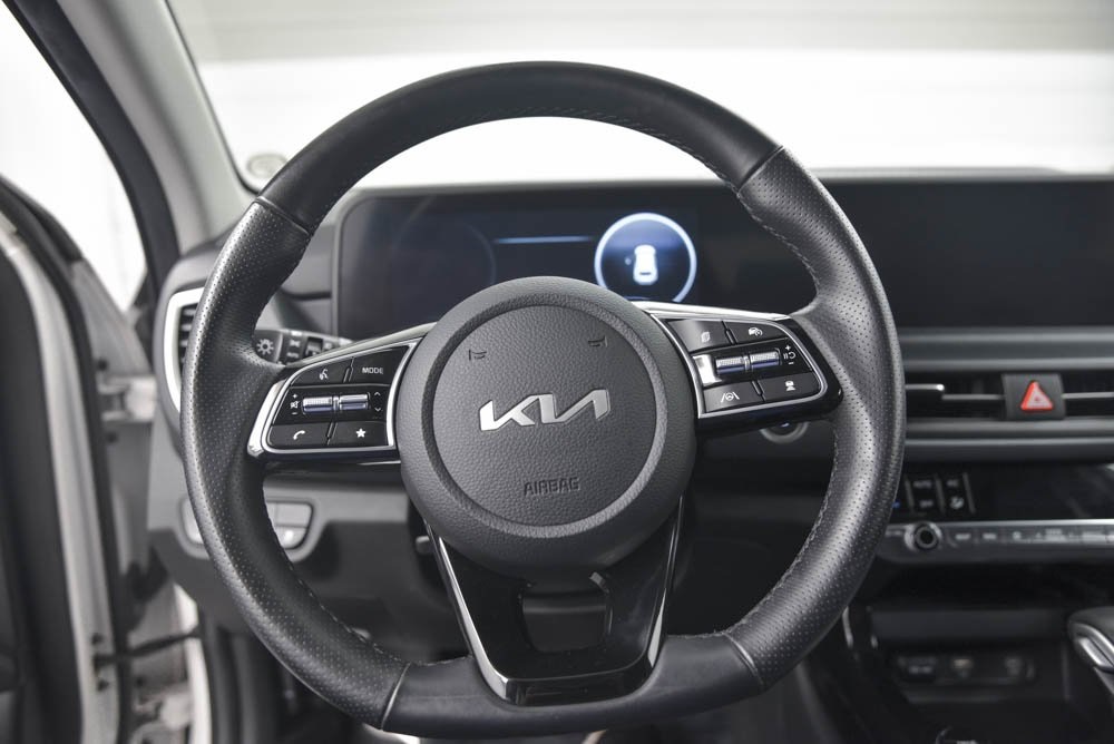 Vehicle image 16 of 25