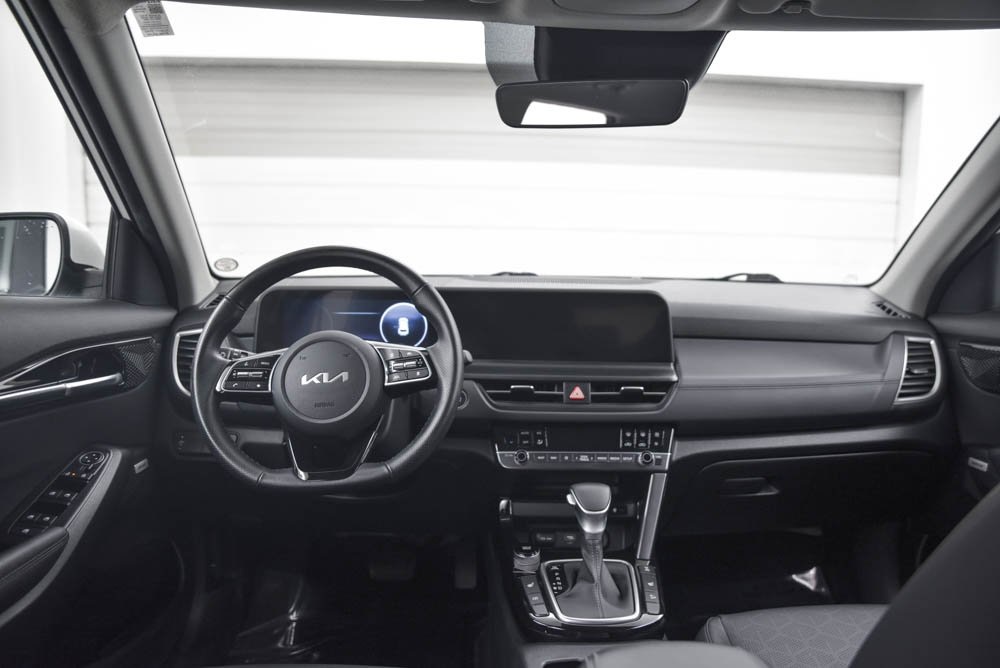 Vehicle image 23 of 25