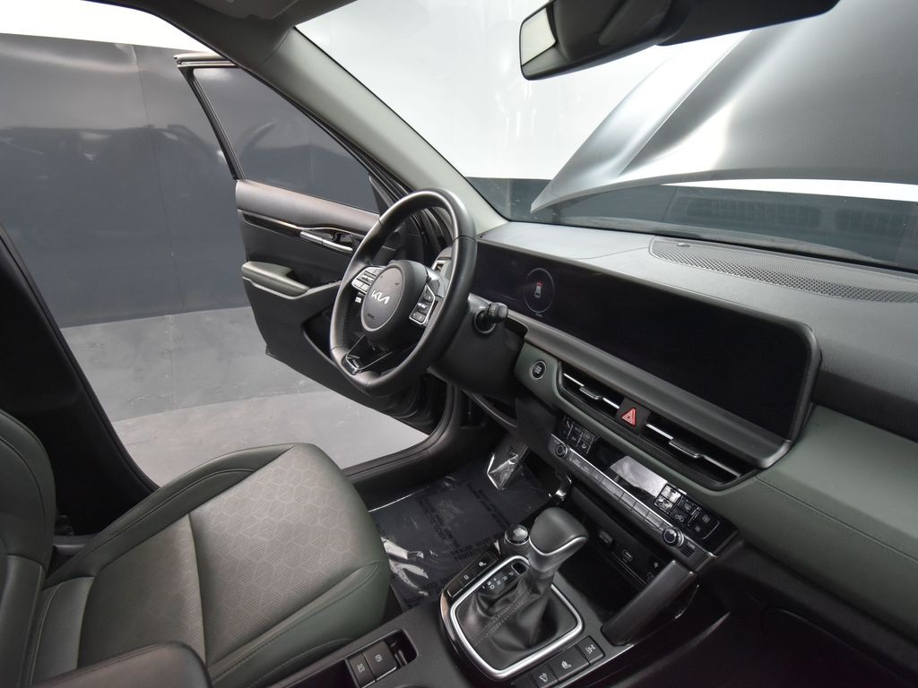 Vehicle image 25 of 30