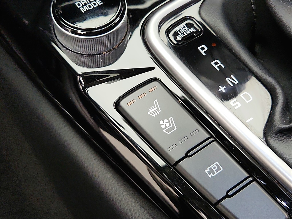 Vehicle image 19 of 38