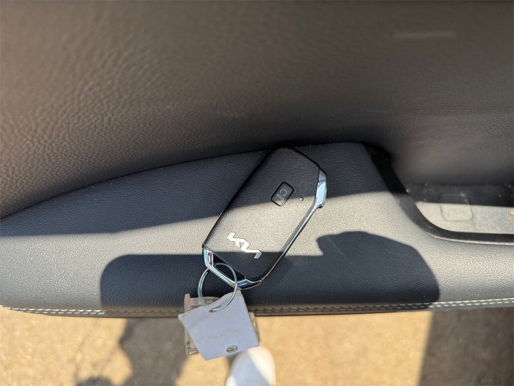 Vehicle image 25 of 32
