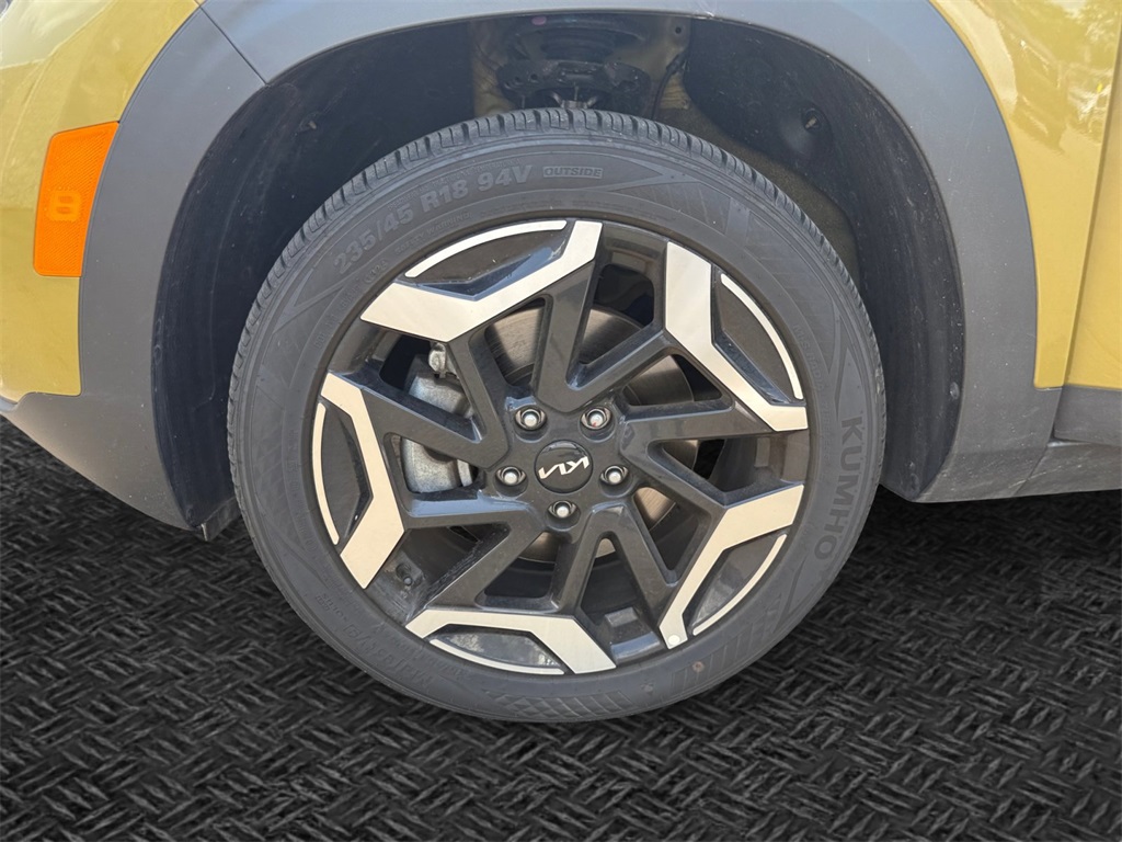 Vehicle image 10 of 32