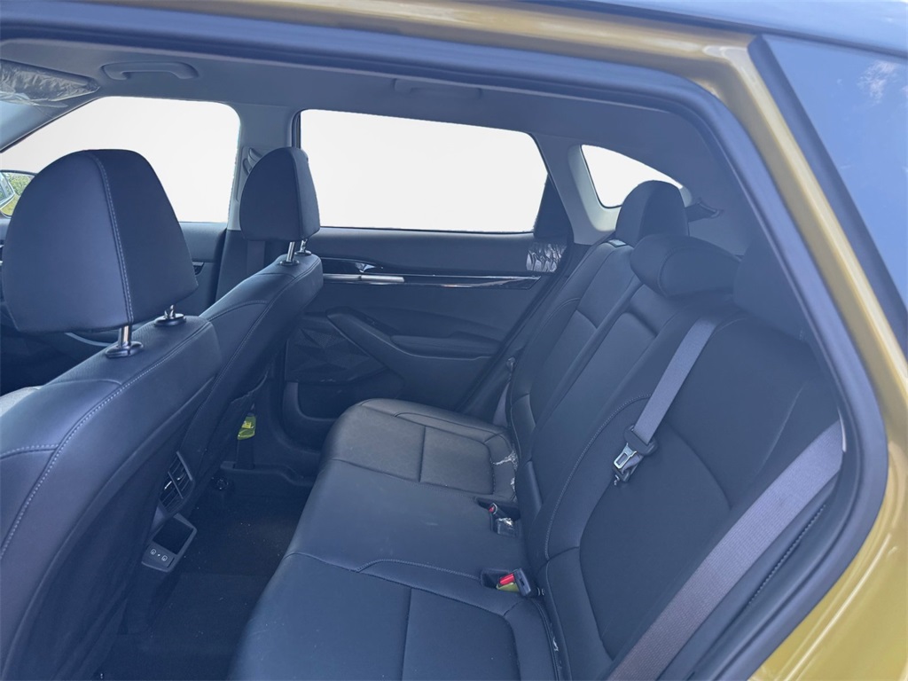 Vehicle image 13 of 32