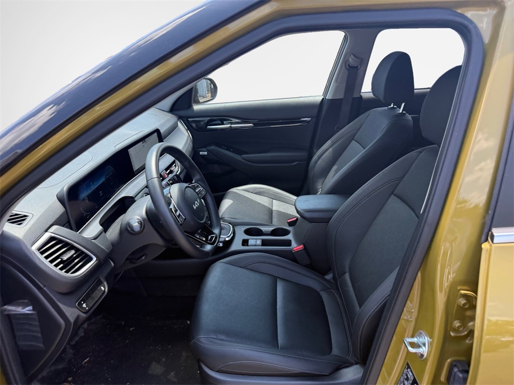 Vehicle image 14 of 32