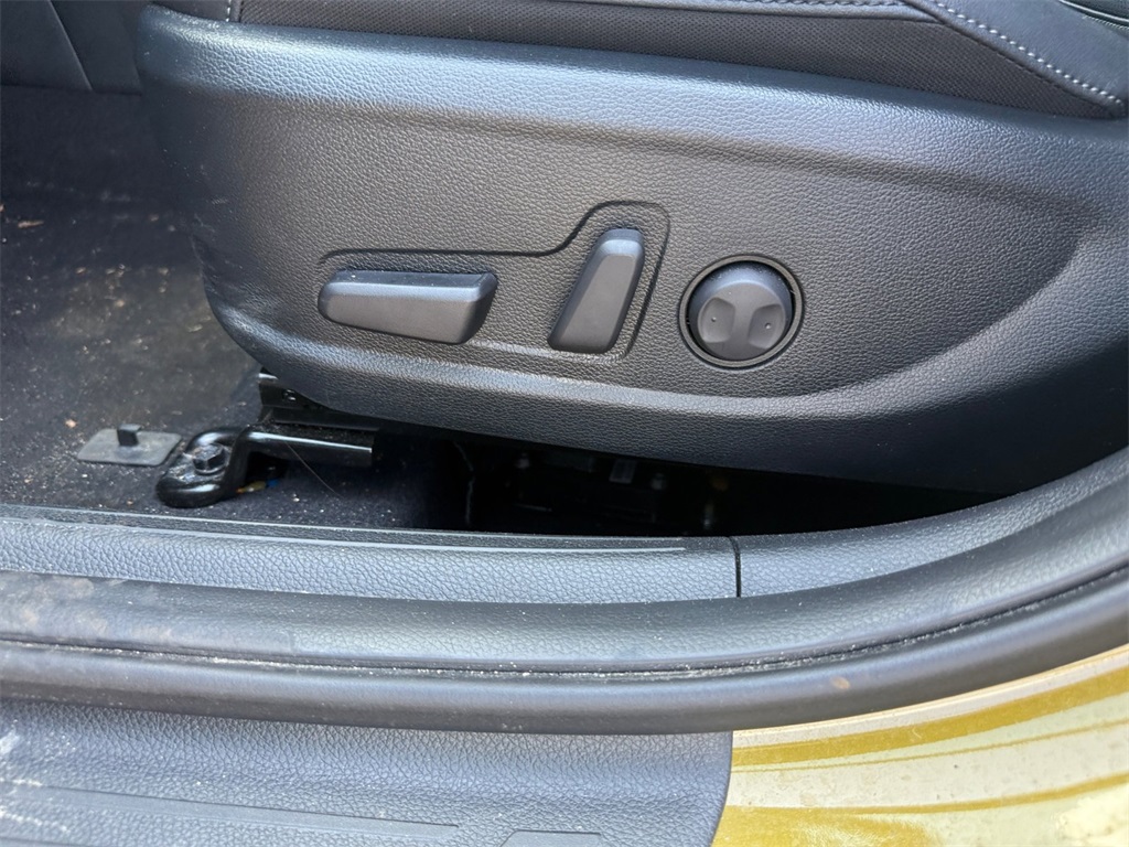 Vehicle image 28 of 32
