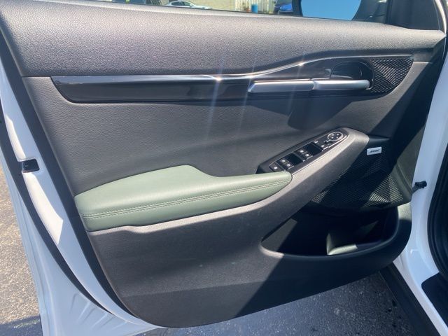 Vehicle image 17 of 18