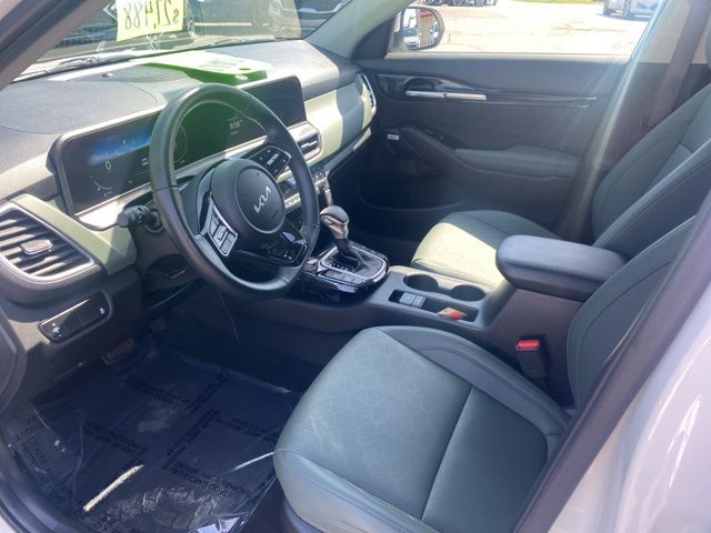 Vehicle image 14 of 18
