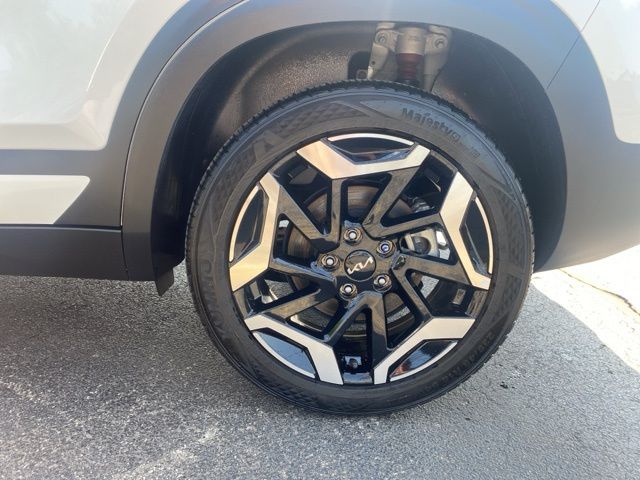 Vehicle image 7 of 18