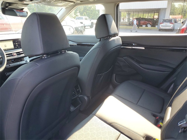 Vehicle image 26 of 32
