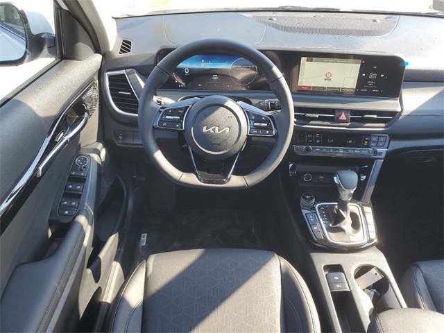 Vehicle image 25 of 32