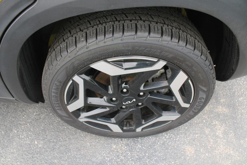 Vehicle image 8 of 21