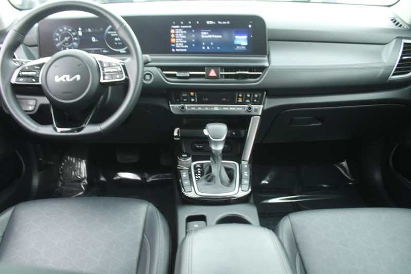 Vehicle image 13 of 21