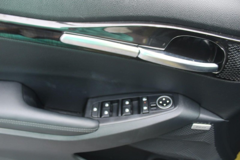 Vehicle image 10 of 21