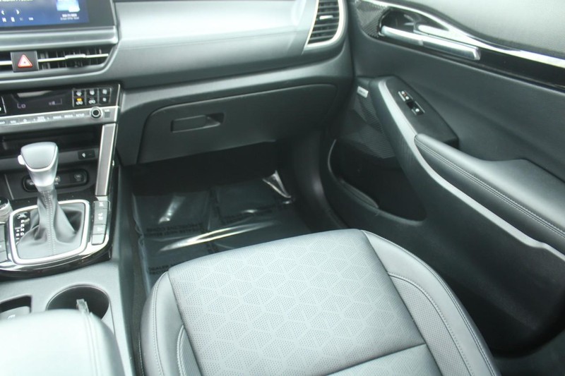 Vehicle image 16 of 21