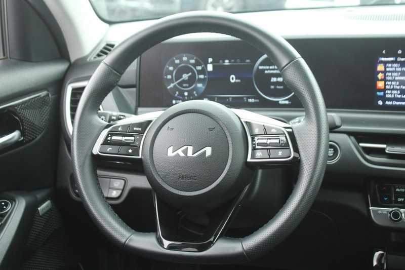 Vehicle image 14 of 21