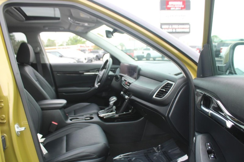 Vehicle image 11 of 21