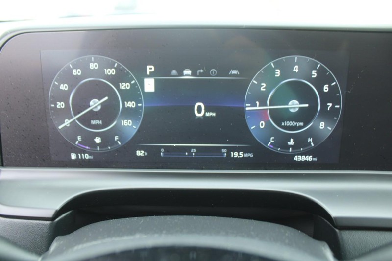 Vehicle image 18 of 21