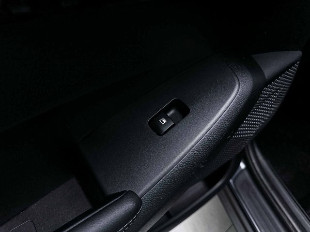Vehicle image 32 of 36
