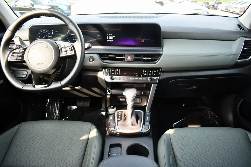 Vehicle image 10 of 31