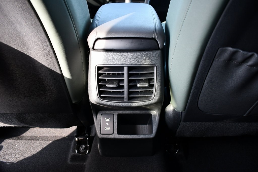 Vehicle image 16 of 31