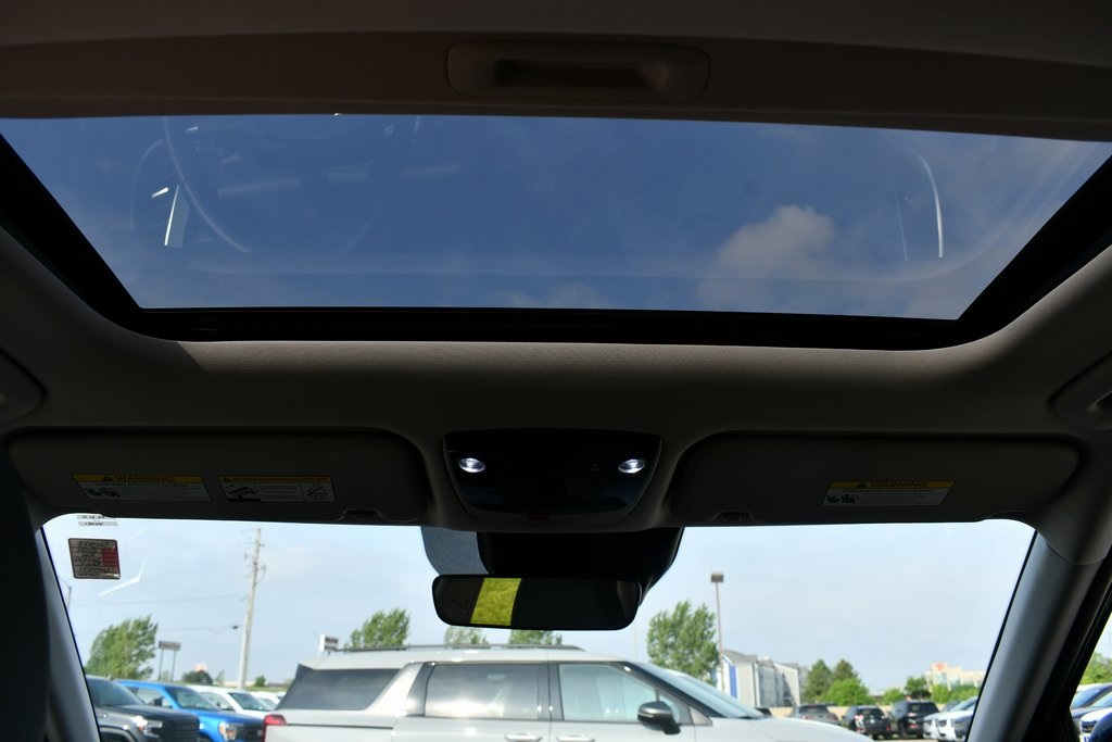 Vehicle image 17 of 31