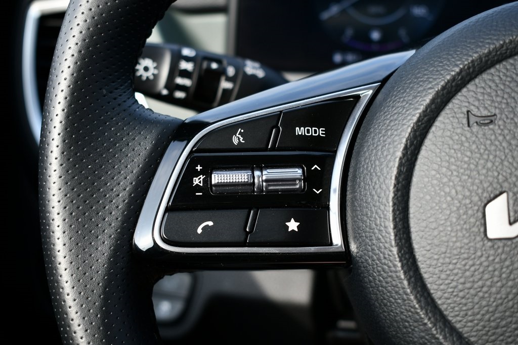 Vehicle image 21 of 31