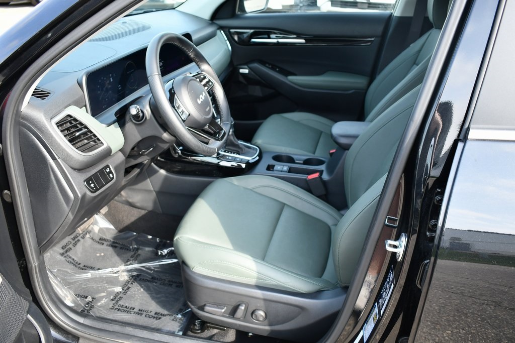 Vehicle image 14 of 31