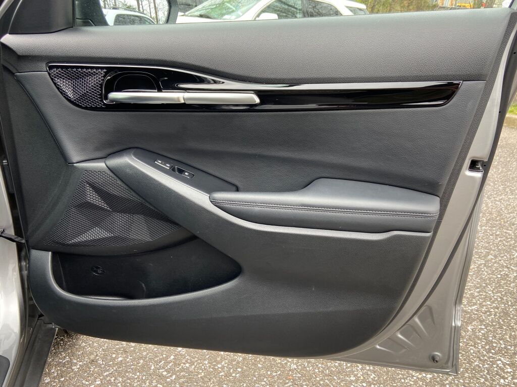 Vehicle image 26 of 30