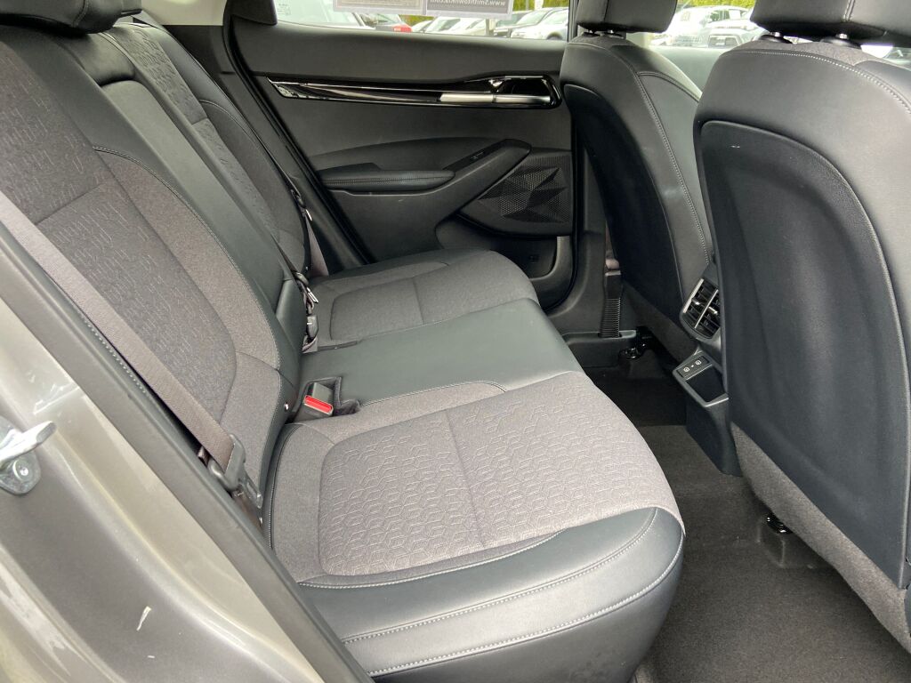 Vehicle image 27 of 30
