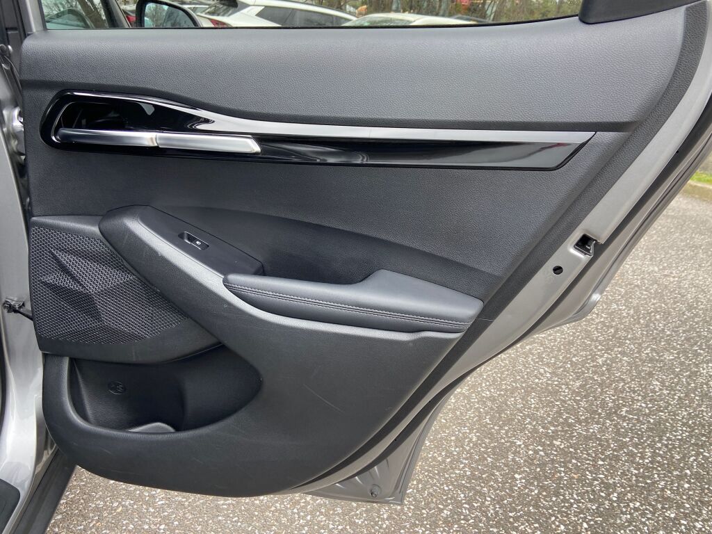 Vehicle image 28 of 30