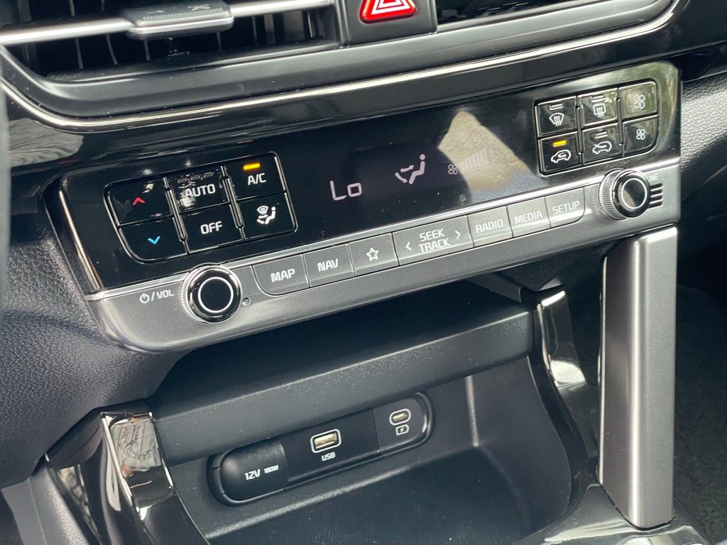 Vehicle image 21 of 34