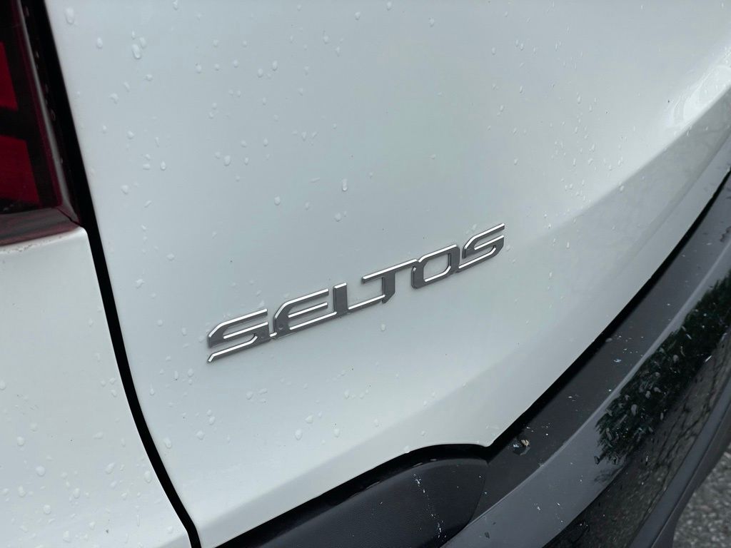 Vehicle image 33 of 34