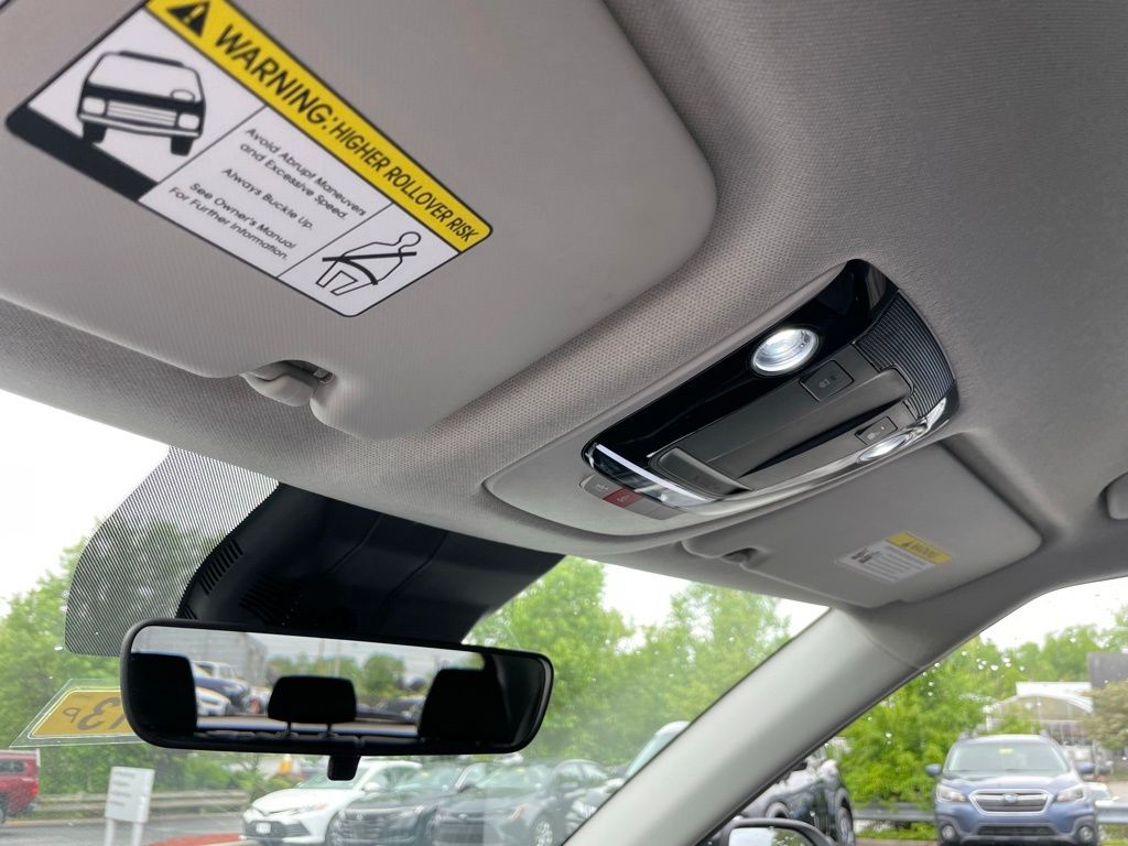Vehicle image 25 of 34