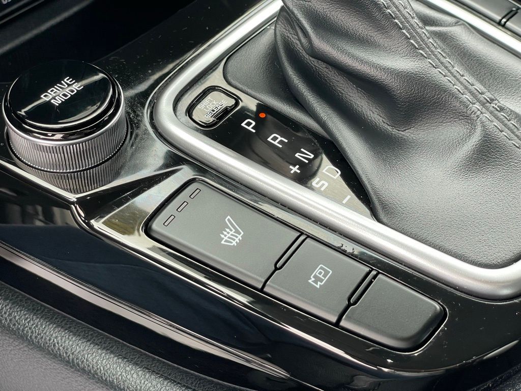 Vehicle image 23 of 34