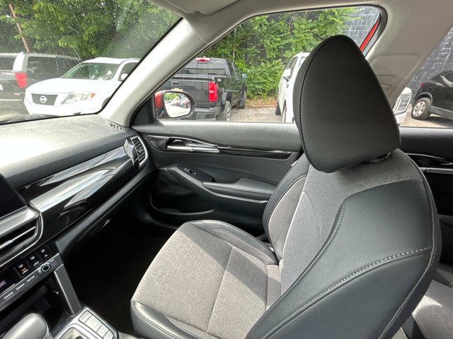 Vehicle image 13 of 25