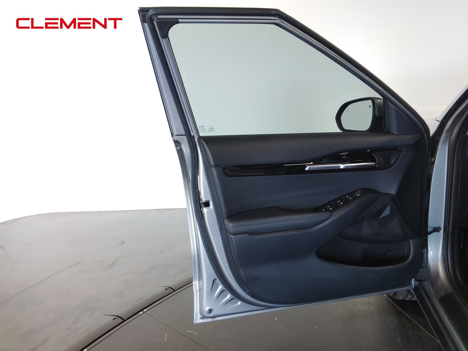 Vehicle image 40 of 50