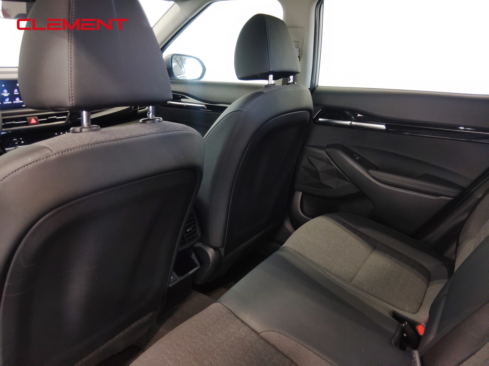 Vehicle image 18 of 50