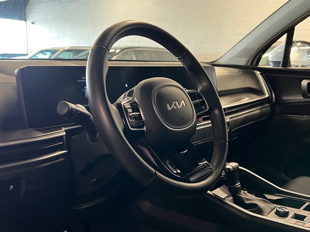 Vehicle image 15 of 27