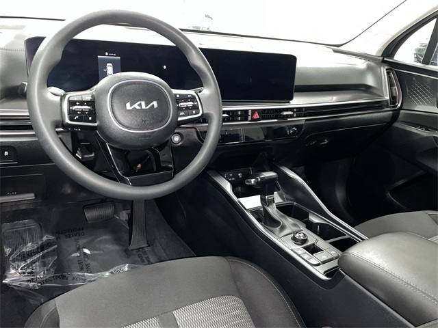Vehicle image 17 of 28