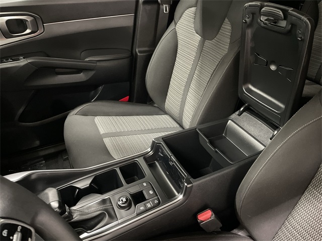 Vehicle image 21 of 28