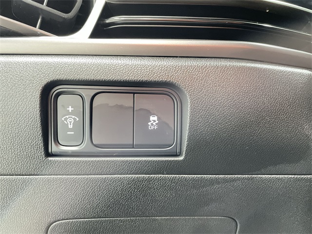 Vehicle image 26 of 28